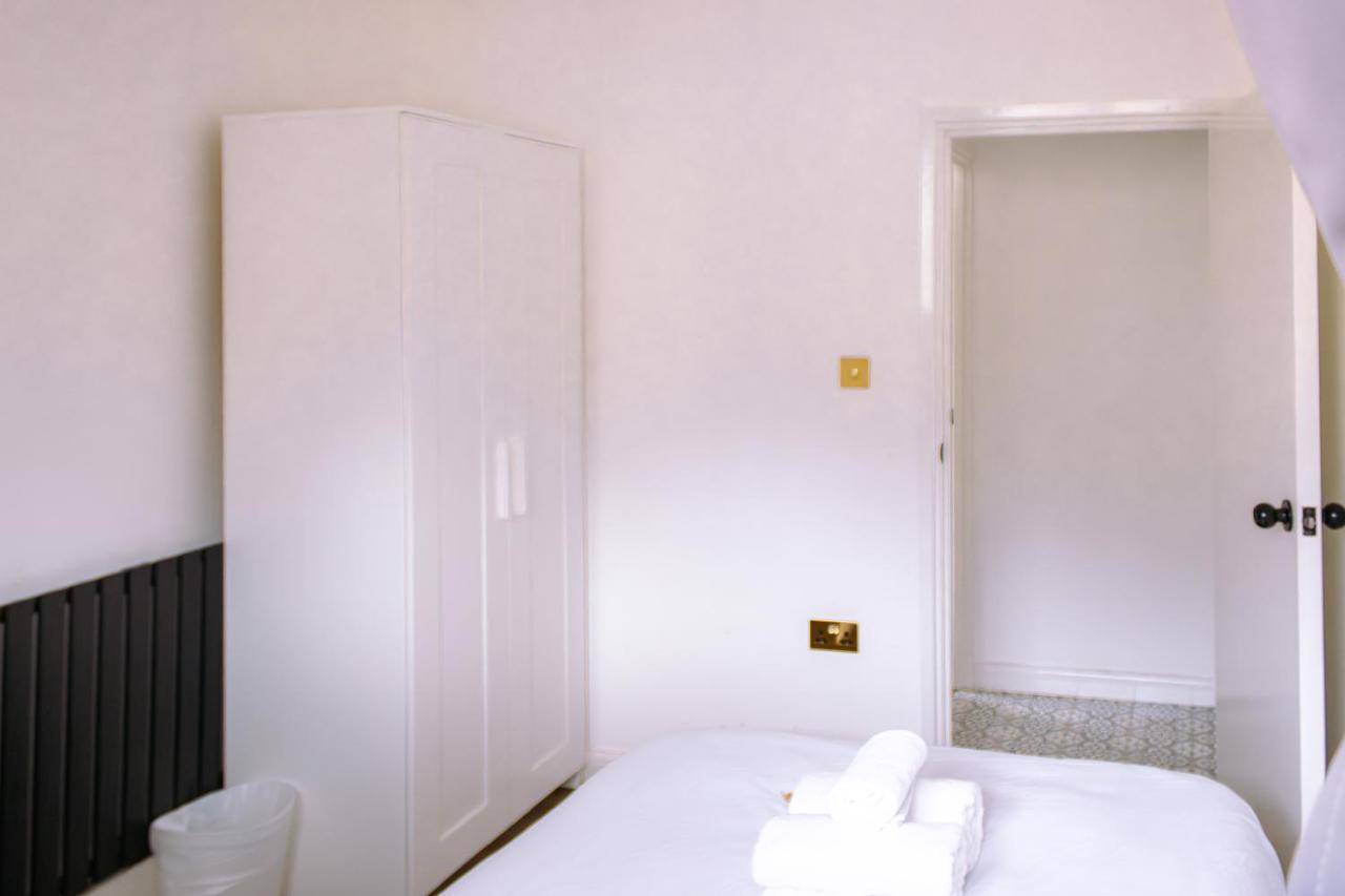 Nice 4 Bedroom Apartment Near City Centre 2-Min Walk To Metro !! Business & Family Friendly!! Londen Buitenkant foto
