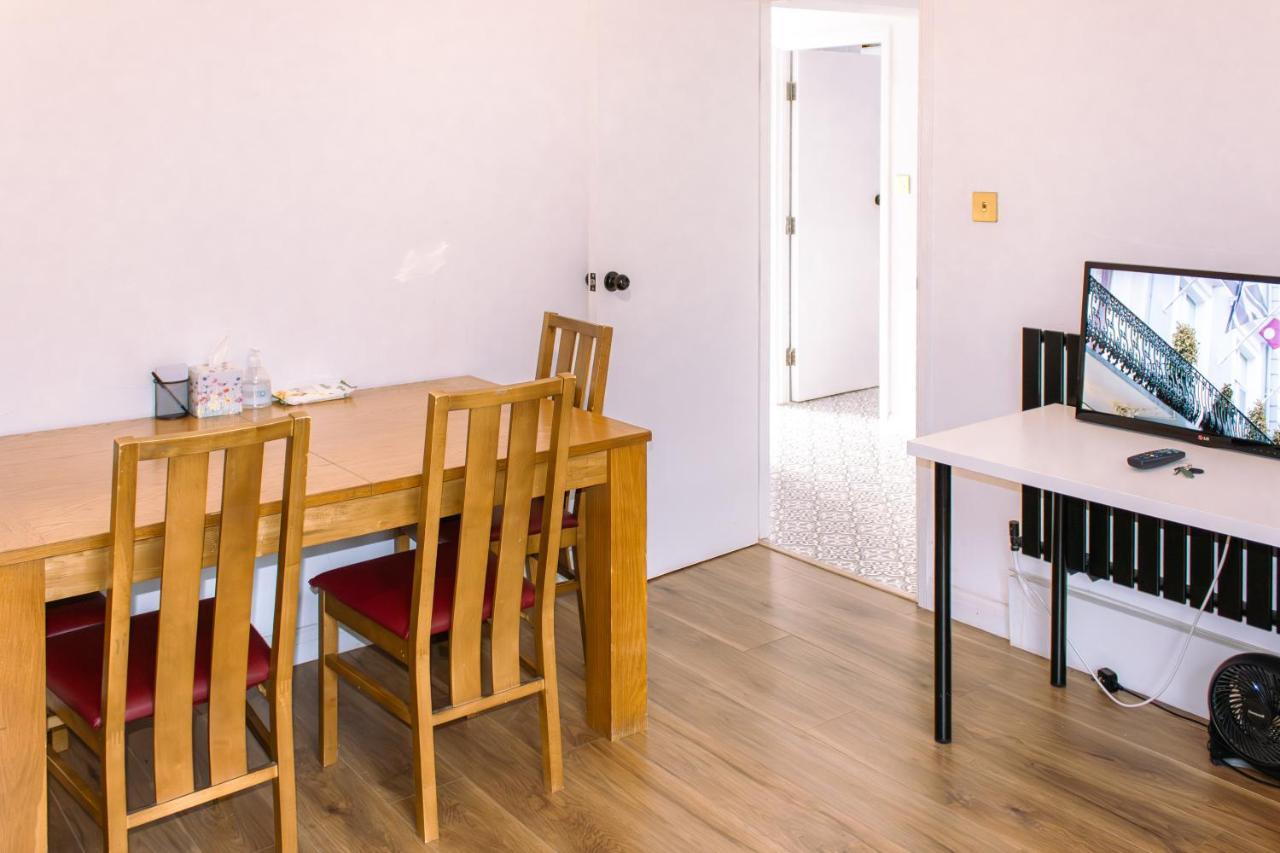 Nice 4 Bedroom Apartment Near City Centre 2-Min Walk To Metro !! Business & Family Friendly!! Londen Buitenkant foto