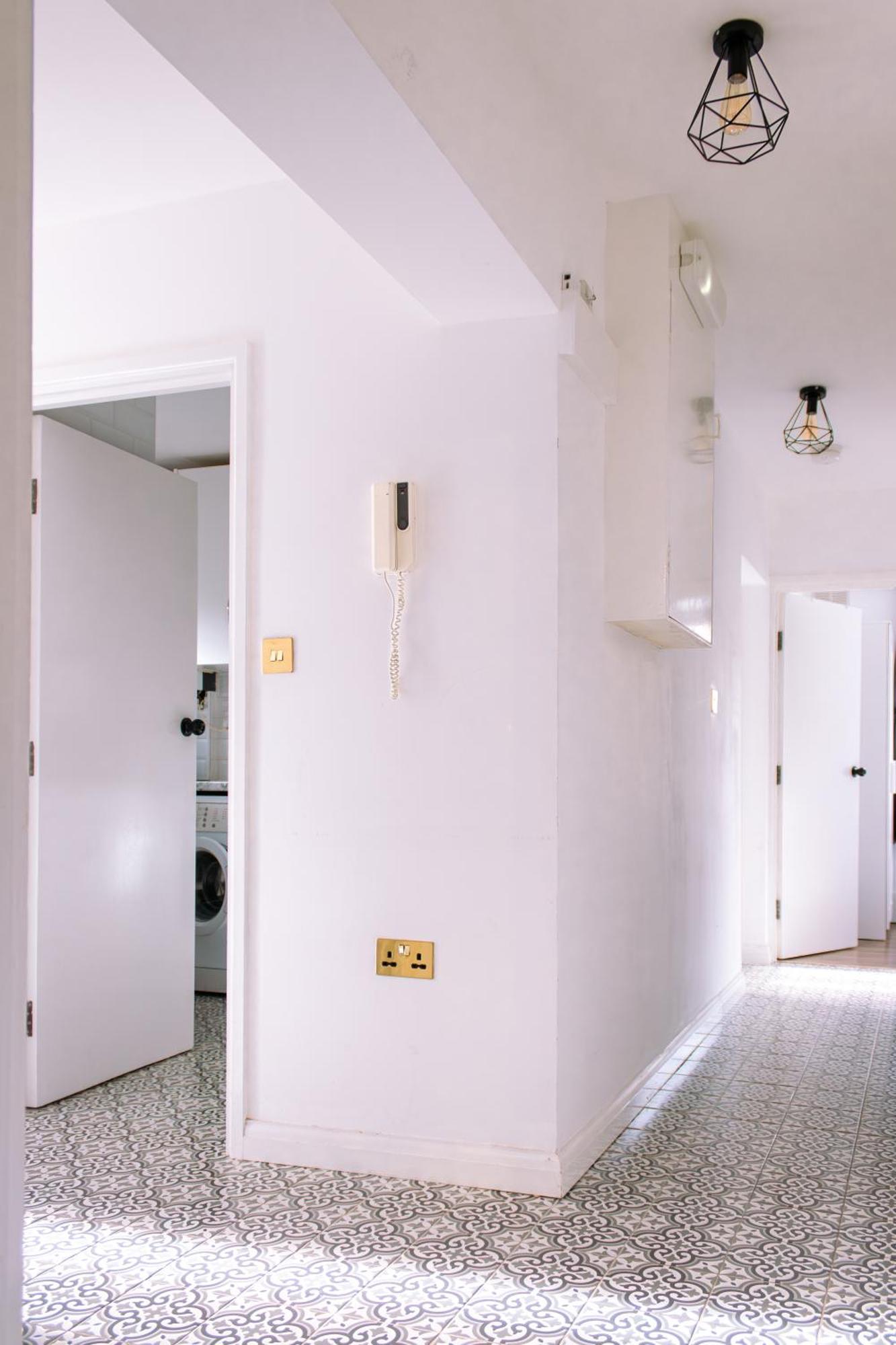 Nice 4 Bedroom Apartment Near City Centre 2-Min Walk To Metro !! Business & Family Friendly!! Londen Buitenkant foto